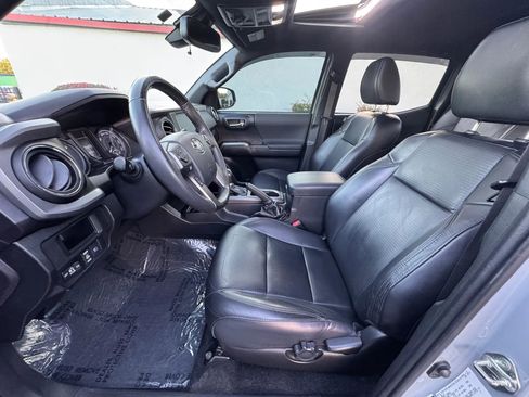 Used 2019 Toyota Tacoma TRD Off-Road AWD/4WD image 11
