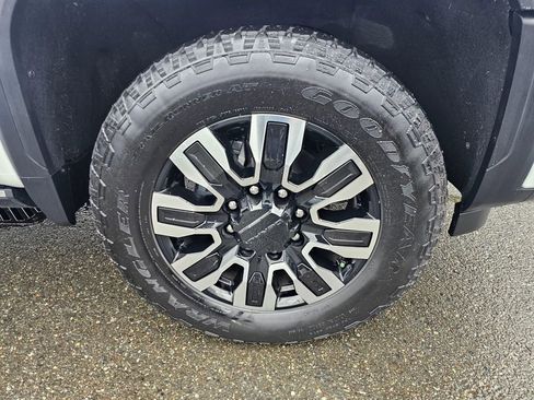 Used 2025 GMC Sierra 2500 Denali Ultimate image 9