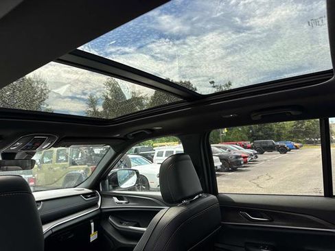 New 2025 Jeep Grand Cherokee Limited w/ Black Appearance Package image 6