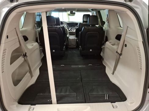 Used 2024 Chrysler Pacifica Touring-L image 14