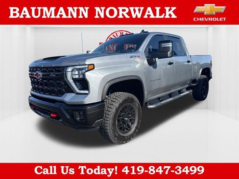 Used 2025 Chevrolet Silverado 2500 ZR2 w/ Technology Package AWD/4WD image 3