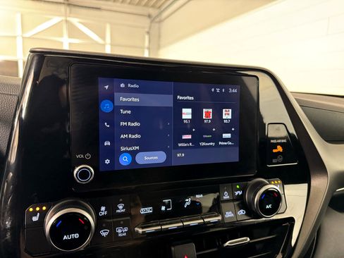 Used 2024 Toyota Highlander XLE image 21