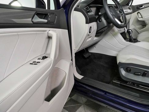 Certified 2023 Volkswagen Tiguan SE w/ Panoramic Sunroof Package FWD image 10