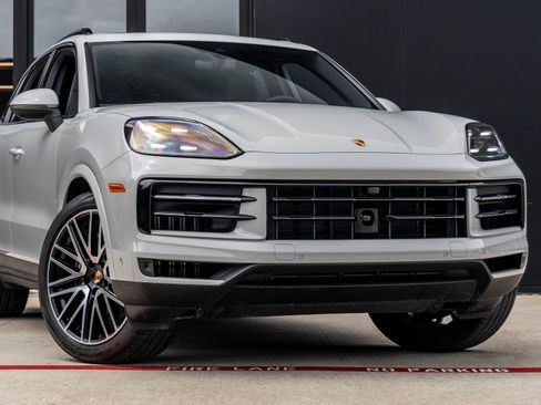 Certified 2026 Porsche Cayenne AWD/4WD image 9