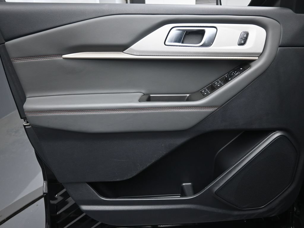Used 2025 Ford Explorer Active RWD image 18