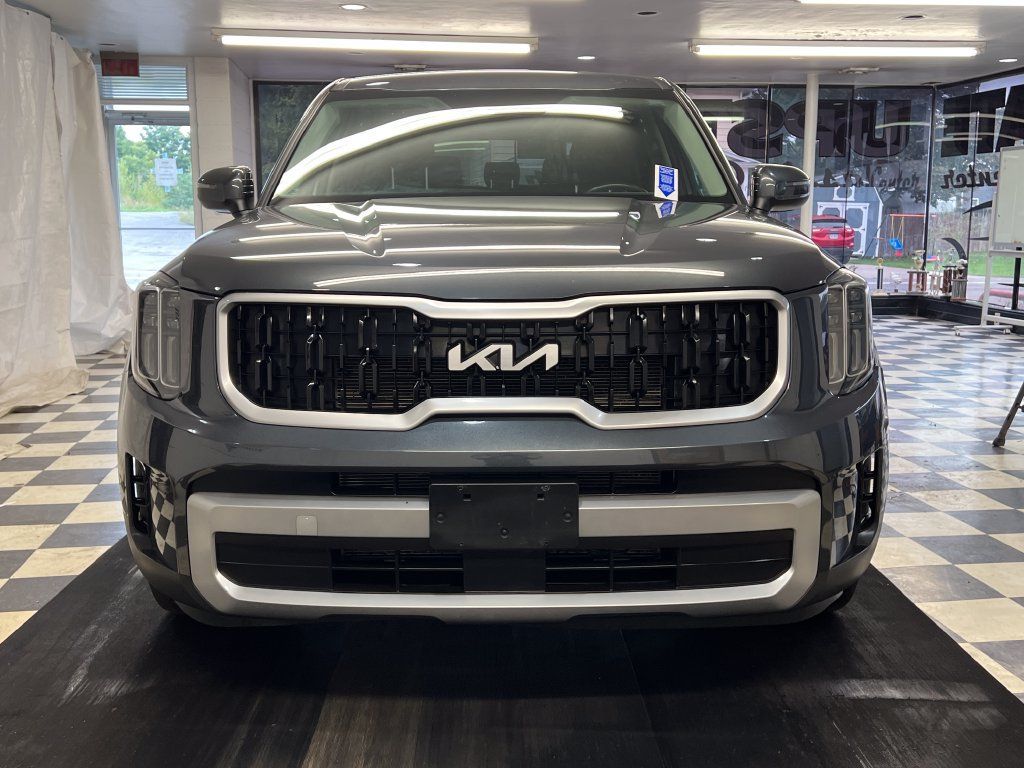 Used 2023 Kia Telluride LX AWD/4WD image 2