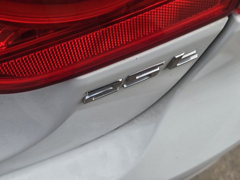 Used 2018 Jaguar XE RWD image 11