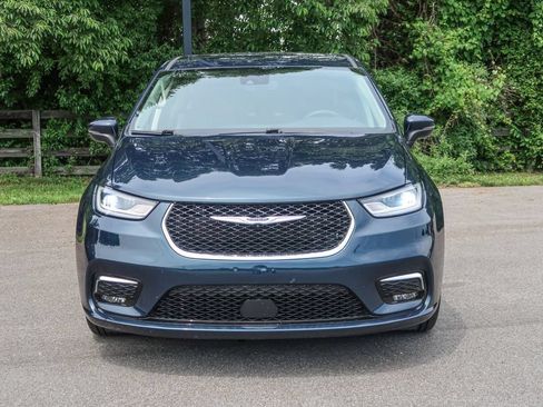 Used 2023 Chrysler Pacifica Touring-L FWD image 5