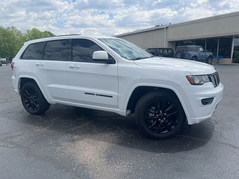 Used 2018 Jeep Grand Cherokee Altitude RWD image 2