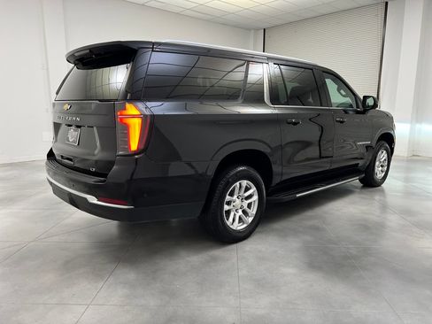 Used 2025 Chevrolet Suburban LT RWD image 9