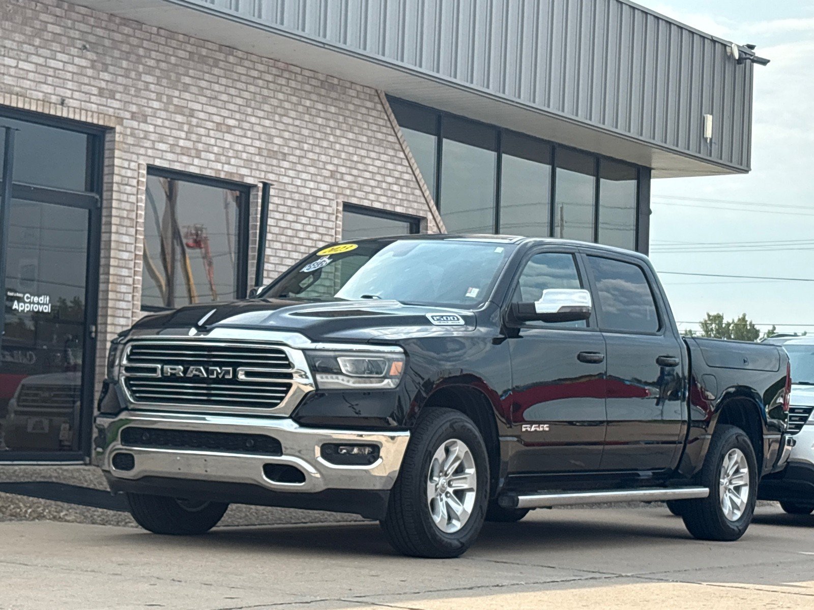 Used 2023 RAM 1500 Laramie AWD/4WD image 1
