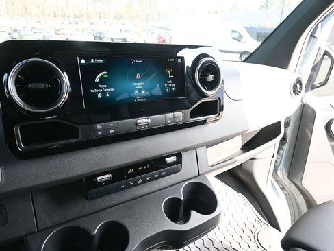 Used 2023 Mercedes-Benz Sprinter 2500 image 13