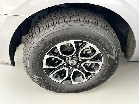 Used 2024 Ford Expedition Max XLT image 11