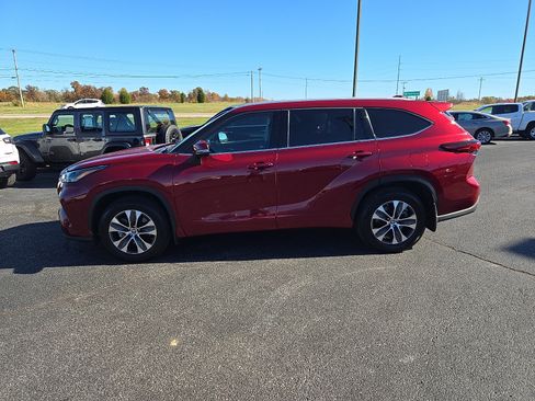 Used 2022 Toyota Highlander XLE image 2