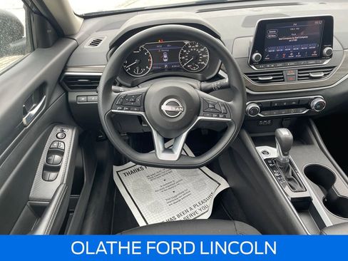 Used 2025 Nissan Altima 2.5 SV FWD image 14