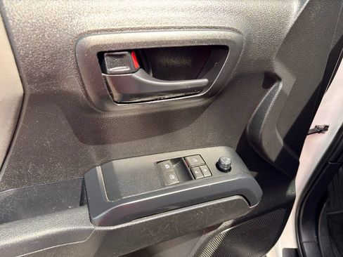 Used 2022 Toyota Tacoma SR AWD/4WD image 18