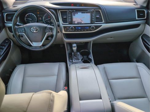 Used 2019 Toyota Highlander XLE image 28