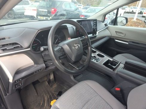 Used 2024 Toyota Sienna LE image 11
