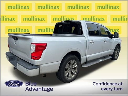 Used 2019 Nissan Titan SV w/ SV Convenience Package RWD image 2