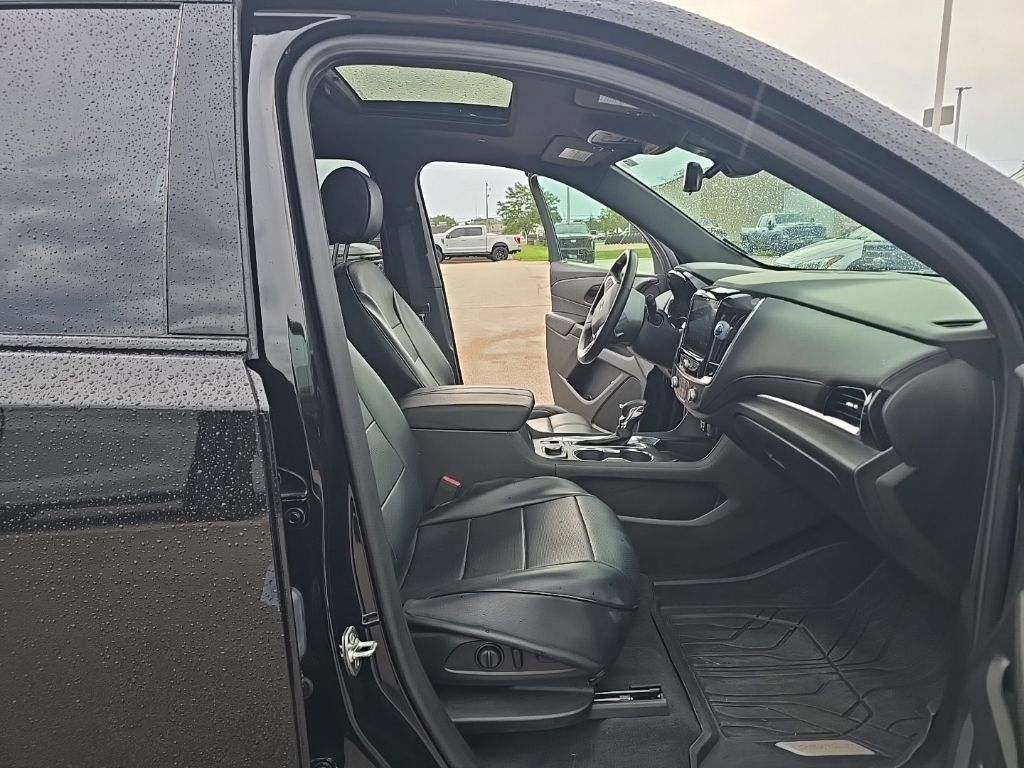 Used 2023 Chevrolet Traverse RS w/ LPO, Floor Liner Package AWD/4WD image 18