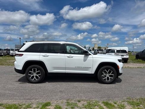 Used 2024 Jeep Grand Cherokee Limited AWD/4WD image 1