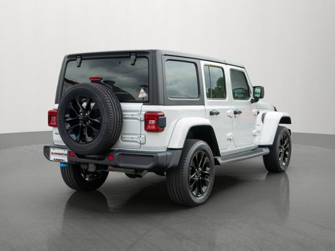 Used 2023 Jeep Wrangler Unlimited Sahara w/ Cold Weather Group AWD/4WD image 7