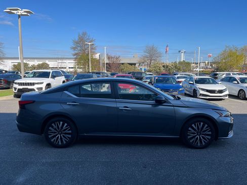 Used 2024 Nissan Altima 2.5 SV image 9