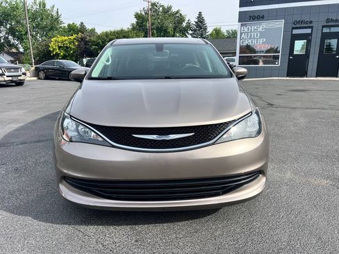 Used 2017 Chrysler Pacifica Touring FWD image 2