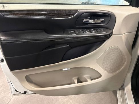 Used 2013 Chrysler Town & Country Touring FWD image 7