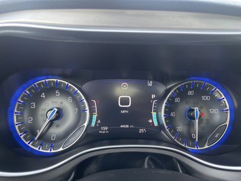 Used 2023 Chrysler Pacifica Limited w/ Uconnect Theater Family Group image 23