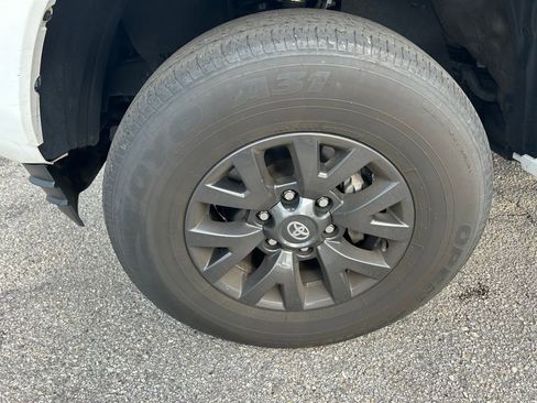 Used 2022 Toyota Tacoma SR5 w/ Technology Package image 9