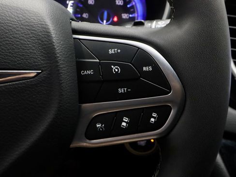 Used 2025 Chrysler Pacifica Select FWD image 29