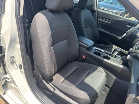 Used 2025 Nissan Altima 2.5 SV FWD image 36