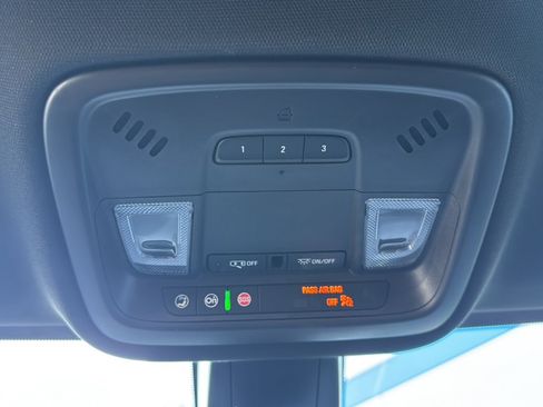 Used 2023 Chevrolet Traverse LT AWD/4WD image 43