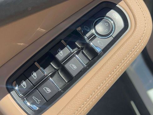 Used 2024 Porsche Macan AWD/4WD image 21
