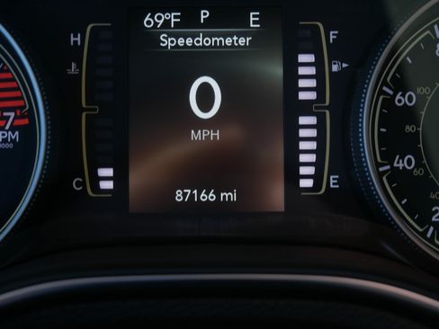 Used 2020 Jeep Cherokee Latitude Plus w/ Comfort/Convenience Group AWD/4WD image 34