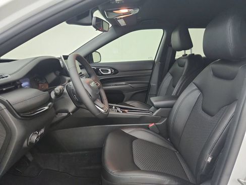 New 2026 Jeep Compass Latitude AWD/4WD image 18
