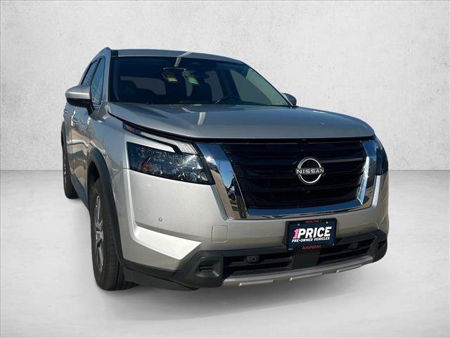 Used 2025 Nissan Pathfinder SL FWD image 3