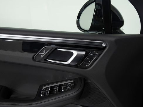 Certified 2026 Porsche Macan AWD/4WD image 19