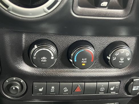 Used 2015 Jeep Wrangler Unlimited Sahara w/ Connectivity Group AWD/4WD image 29