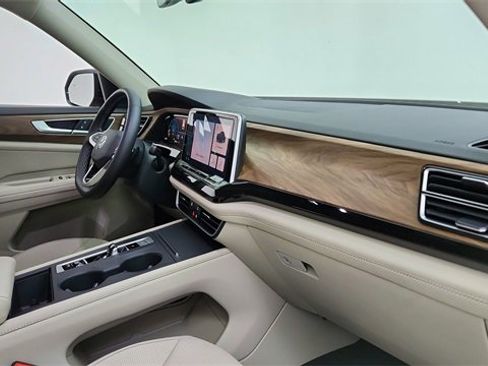 Used 2025 Volkswagen Atlas SE image 20