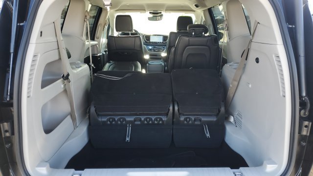 Used 2024 Chrysler Pacifica Touring-L FWD image 26