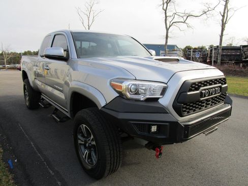 Used 2017 Toyota Tacoma TRD Sport image 6