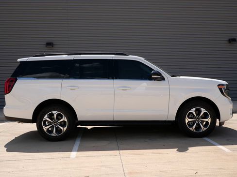 New 2027 Ford Expedition Active AWD/4WD image 2