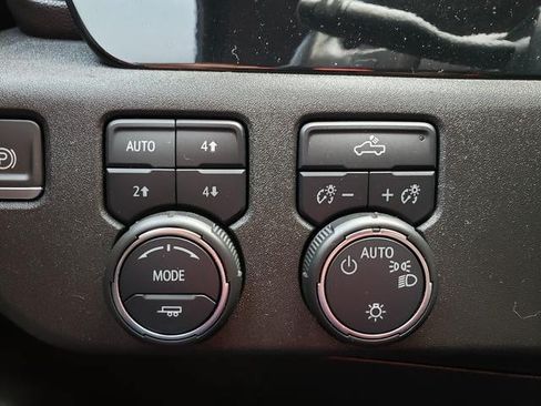 Used 2022 Chevrolet Silverado 1500 LT w/ Z71 Off-Road Package AWD/4WD image 24