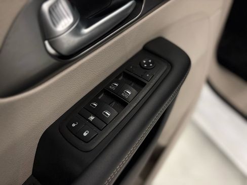 Used 2024 Chrysler Pacifica Touring-L image 28