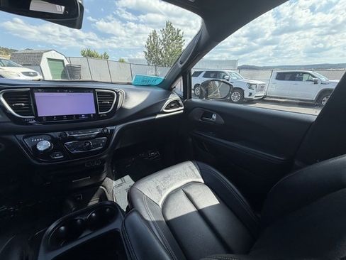 Used 2025 Chrysler Pacifica Select FWD image 16