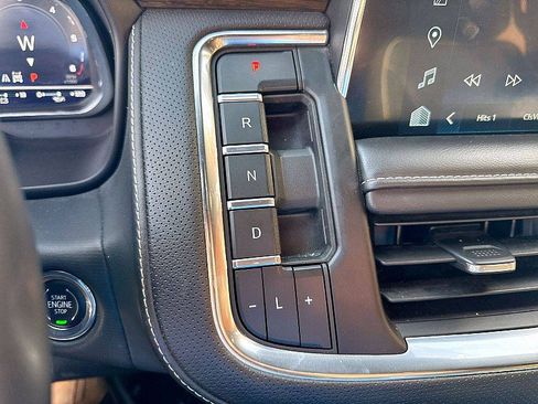 Used 2023 Chevrolet Suburban Premier image 21