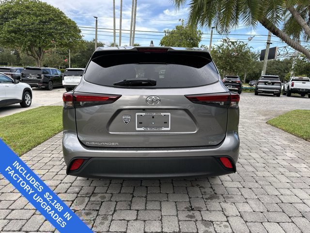 Used 2025 Toyota Highlander XLE FWD image 7