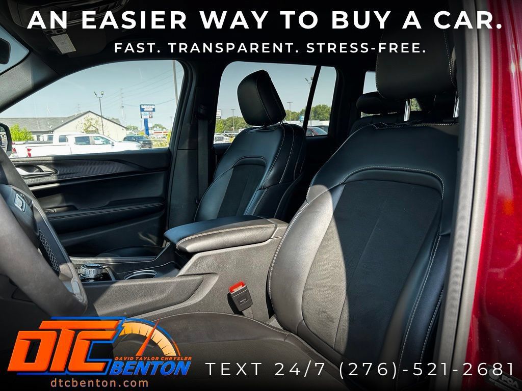 Used 2025 Jeep Grand Cherokee Altitude AWD/4WD image 9